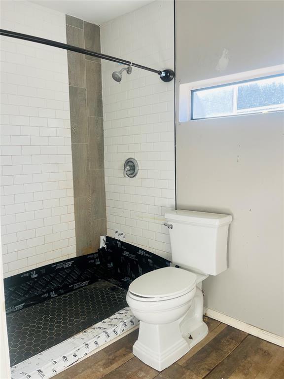 918 South Maxey Street Sherman, TX 75090 - Photo 10 of 13 a bathroom with a toilet and a shower