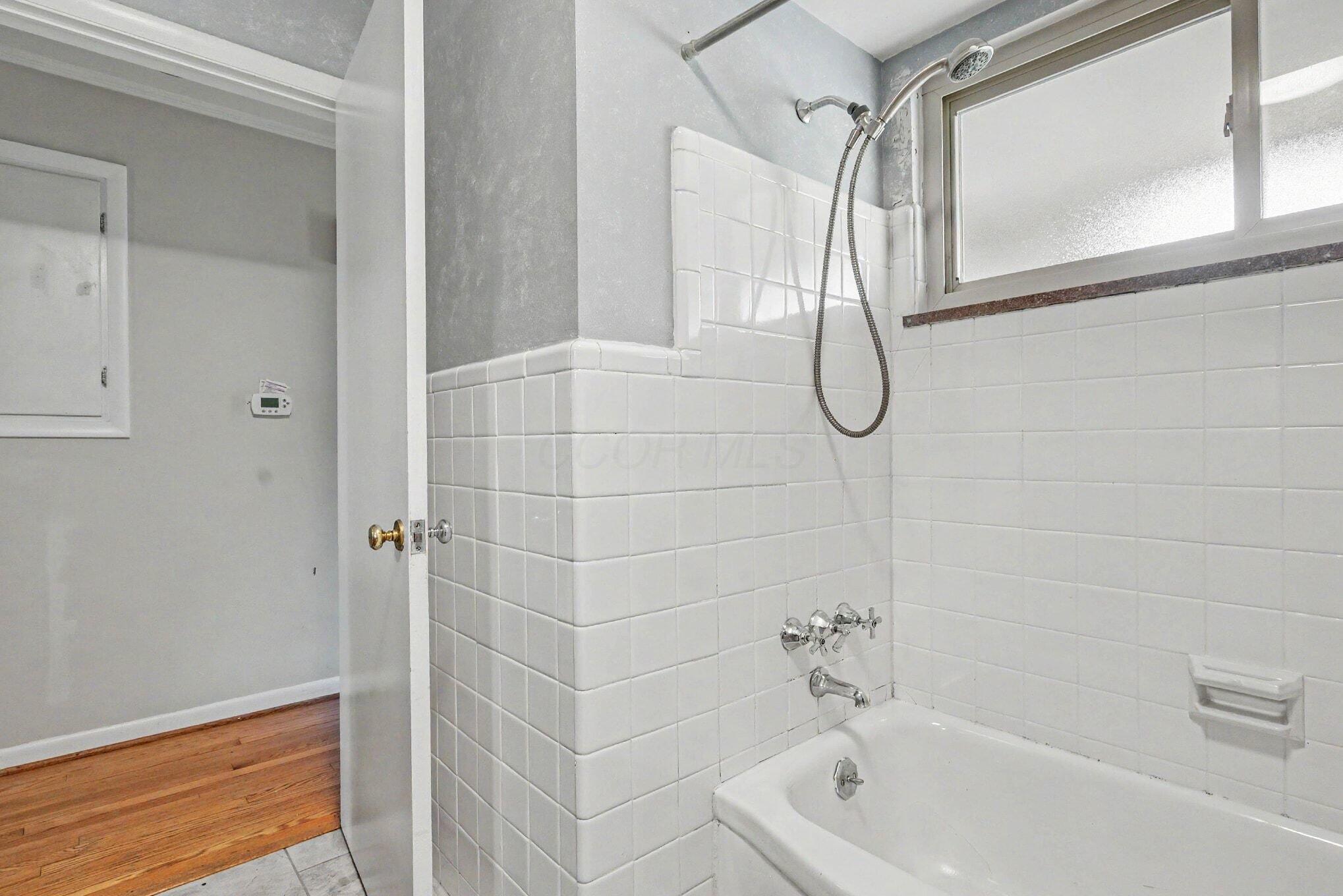 3664 Mountview Road Columbus, OH 43220 - Photo 22 of 28 Family Bathroom