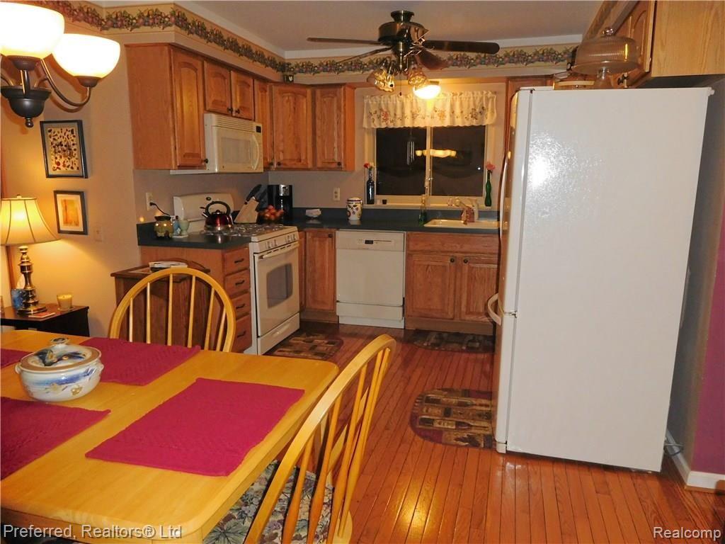 43697 Oakbrook Road Canton, MI 48187 - Photo 8 of 28 SPACIOUS EAT IN KITCHEN