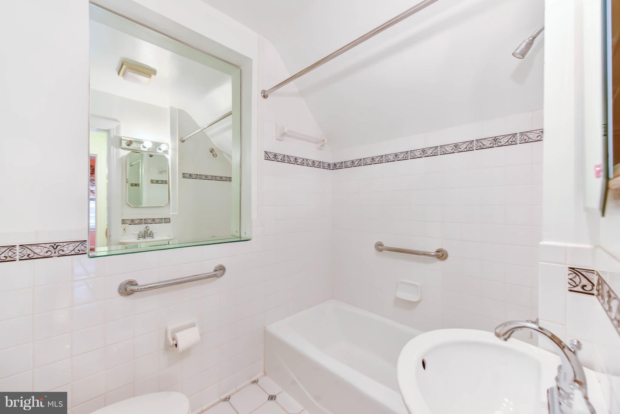 3009 Russell Road Alexandria, VA 22305 - Photo 24 of 30 2nd Full bath on upper level