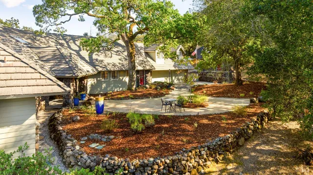 a view of a water fountain in front of a building