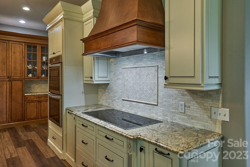290 Stable Gate Drive Campobello, SC 29322 - Photo 20 of 39 a kitchen with a stove and a refrigerator