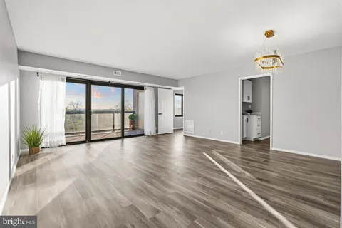 $369,999 | 307 Yoakum Parkway, Unit 706, Alexandria, VA 22304
