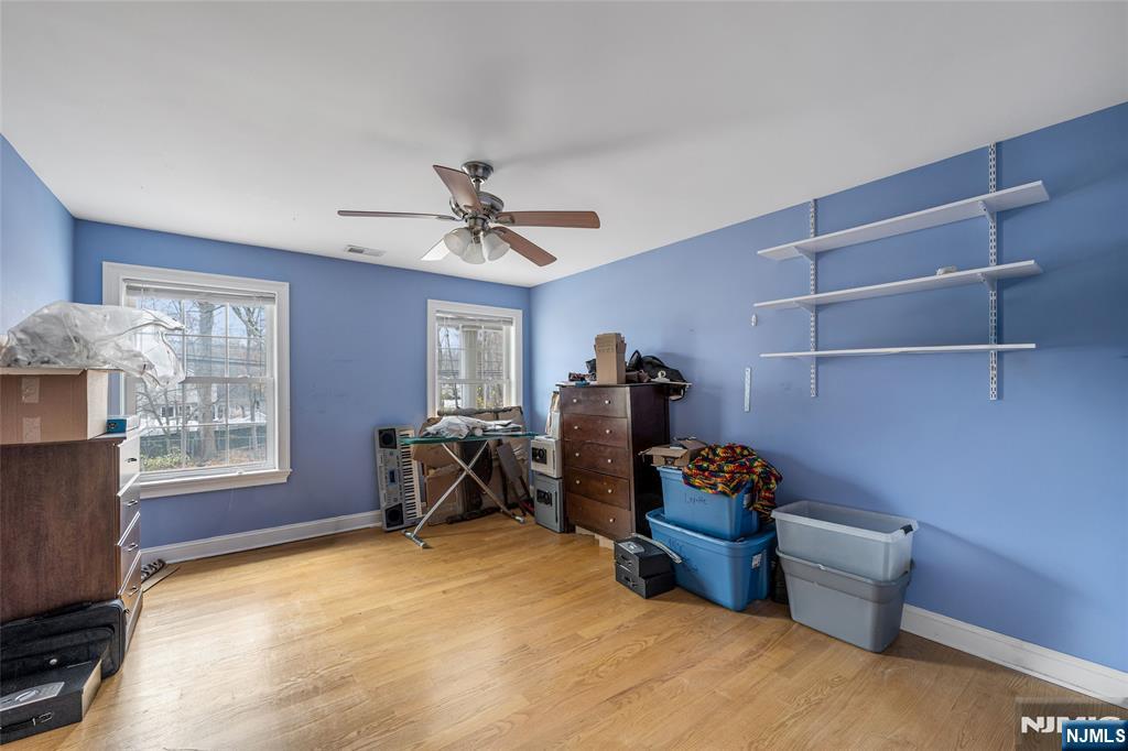 255 Knoll Road Lake Hiawatha, NJ 07034 - Photo 26 of 35 a livingroom with window and workspace