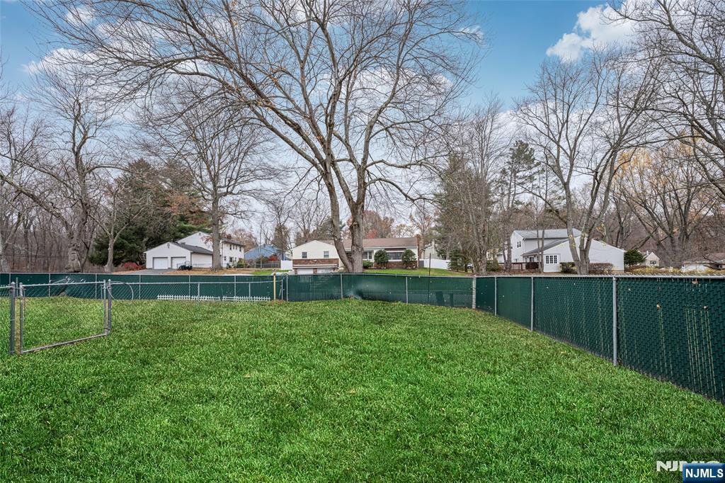 255 Knoll Road Lake Hiawatha, NJ 07034 - Photo 33 of 35 a view of a garden with trees
