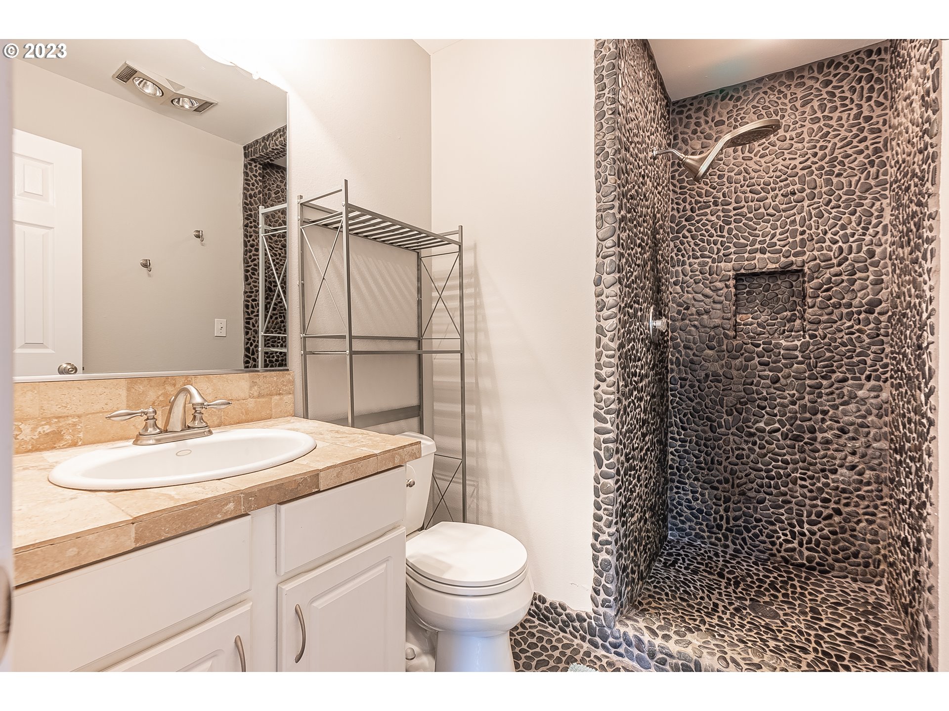 2529 Southwest Spring Garden Street, Unit 3 Portland, OR 97219 - Photo 22 of 31 Gallery Image 22