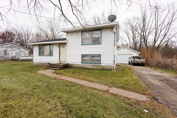 a view of a house with a yard
