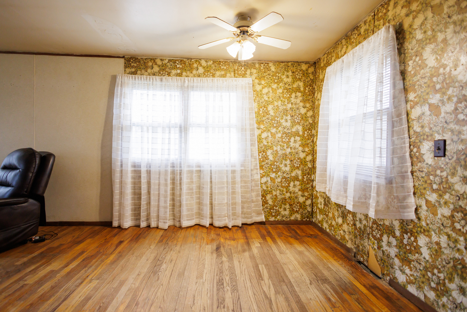 12878 East 2310S Road Pembroke Township, IL 60958 - Photo 21 of 44 a view of a livingroom with wooden floor and a window