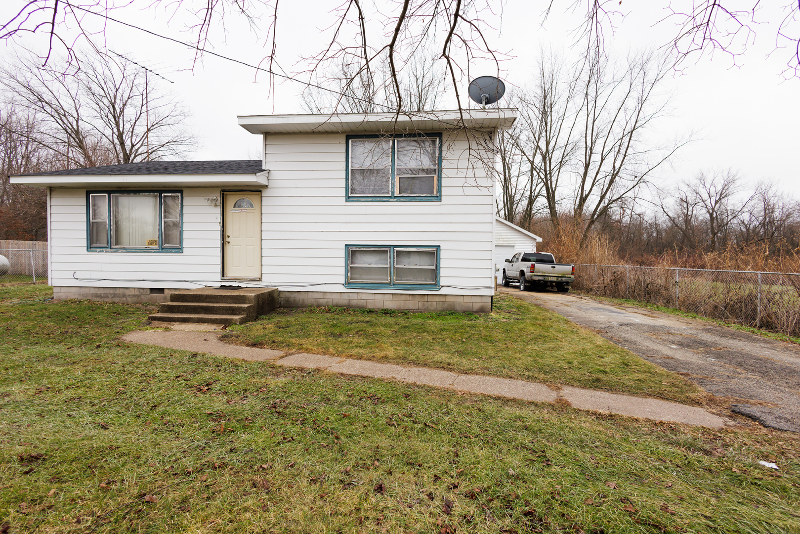 12878 East 2310S Road Pembroke Township, IL 60958 - Photo 5 of 44 a front view of a house with garden