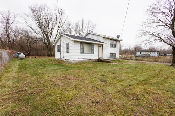 a view of a house with a yard