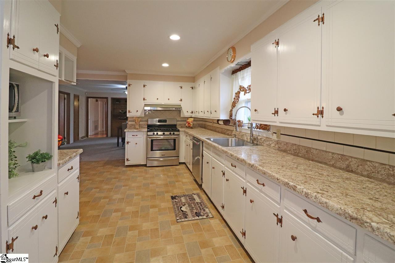 100 Eastbourne Road Greenville, SC 29611 - Photo 3 of 35 Gallery Image 3