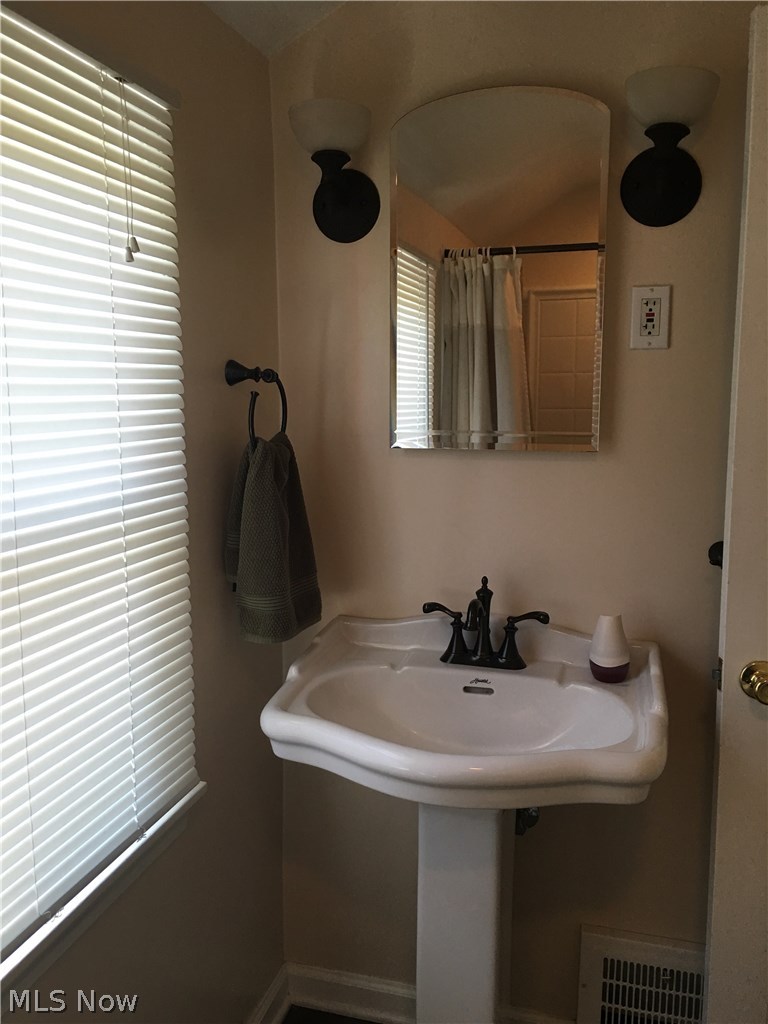 4824 Westbourne Road Cleveland, OH 44124 - Photo 19 of 22 Gallery Image 19