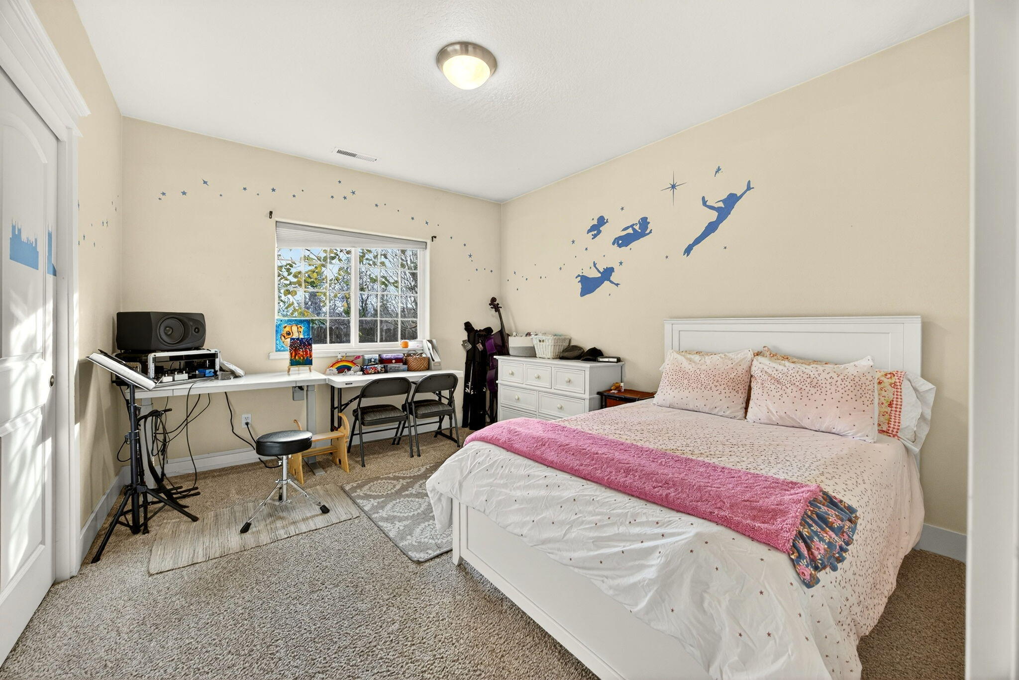 16 Portabello Way Eagle Point, OR 97524 - Photo 29 of 43 a bed room with a bed and a chair