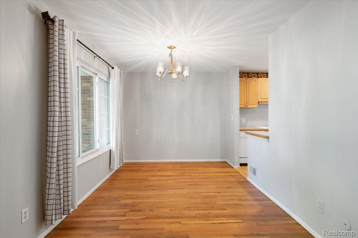 29550 Hoover Road Warren, MI 48093 - Photo 7 of 23 Dining room