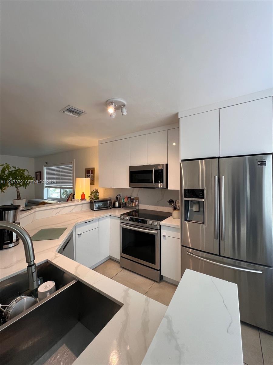 747 Southwest 6th Street Hallandale Beach, FL 33009 - Photo 12 of 29