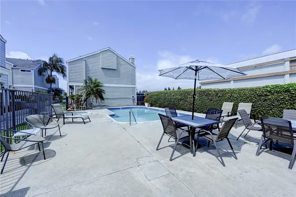 $4,325 | 260 Victoria Street, Unit 5, Costa Mesa, CA 92627
