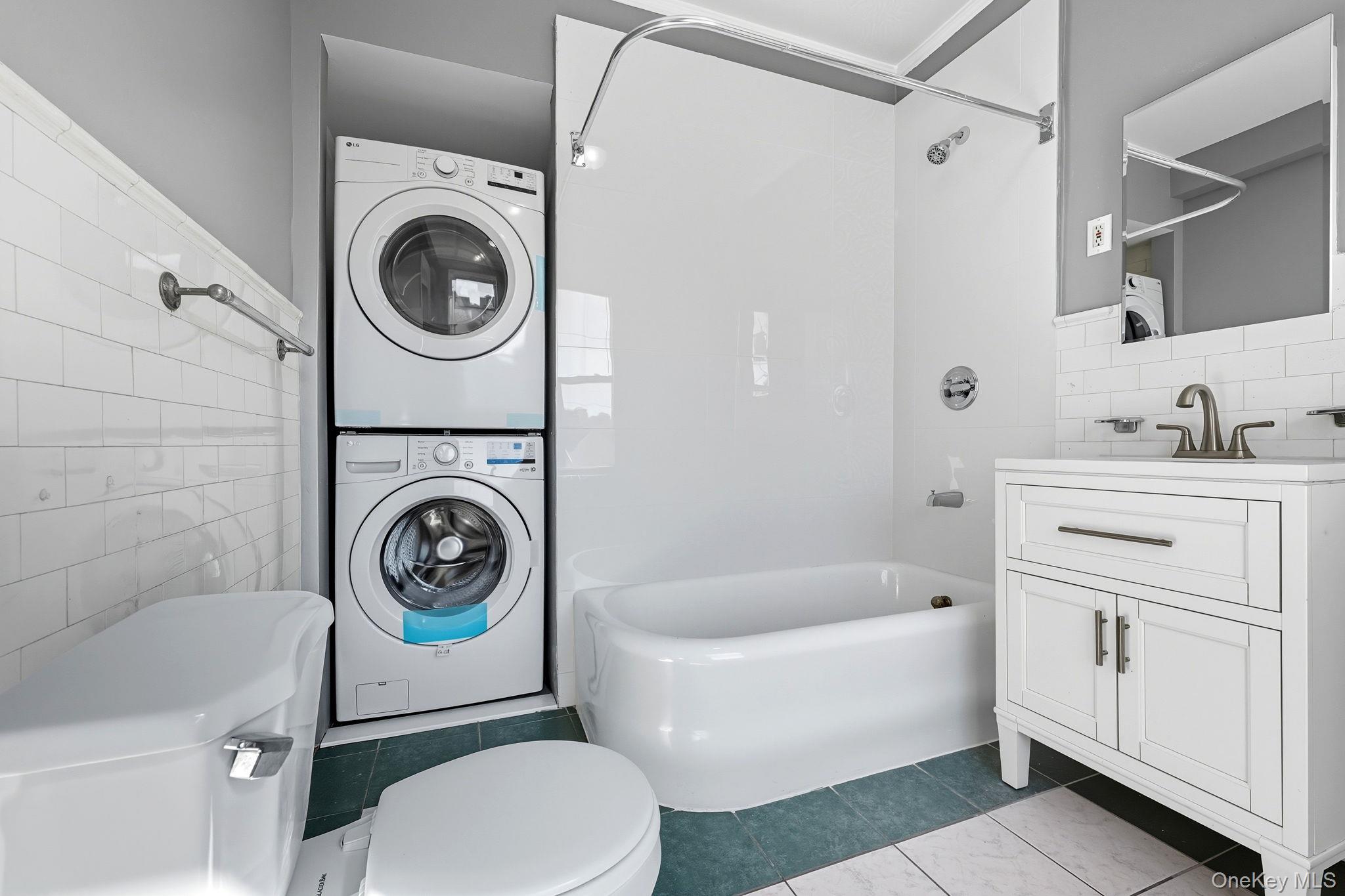 165 Park Avenue, Unit 2 Mount Vernon, NY 10550 - Photo 3 of 20 a bathroom with a sink a toilet and a bathtub