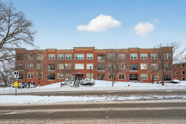 $295,000 | 1941 Ford Parkway, Unit 102, St. Paul, MN 55116
