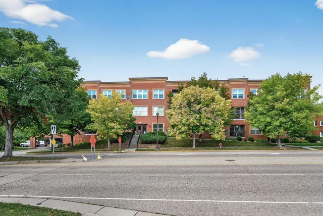 $295,000 | 1941 Ford Parkway, Unit 102, St. Paul, MN 55116