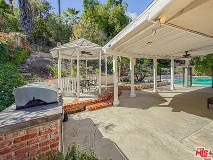 a view of a house with backyard and porch