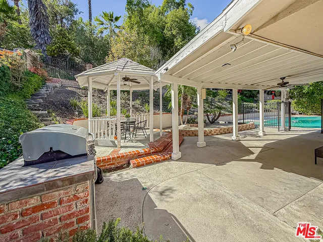 a view of a house with backyard and porch