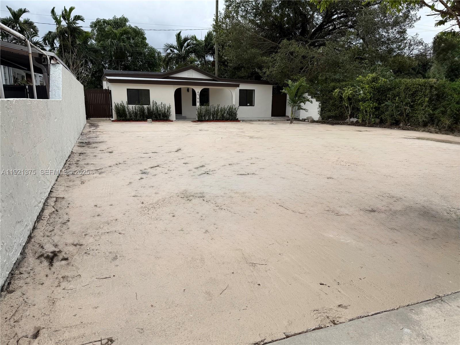 6790 Southwest 25th Terrace Miami, FL 33155 - Photo 2 of 14 Gallery Image 2