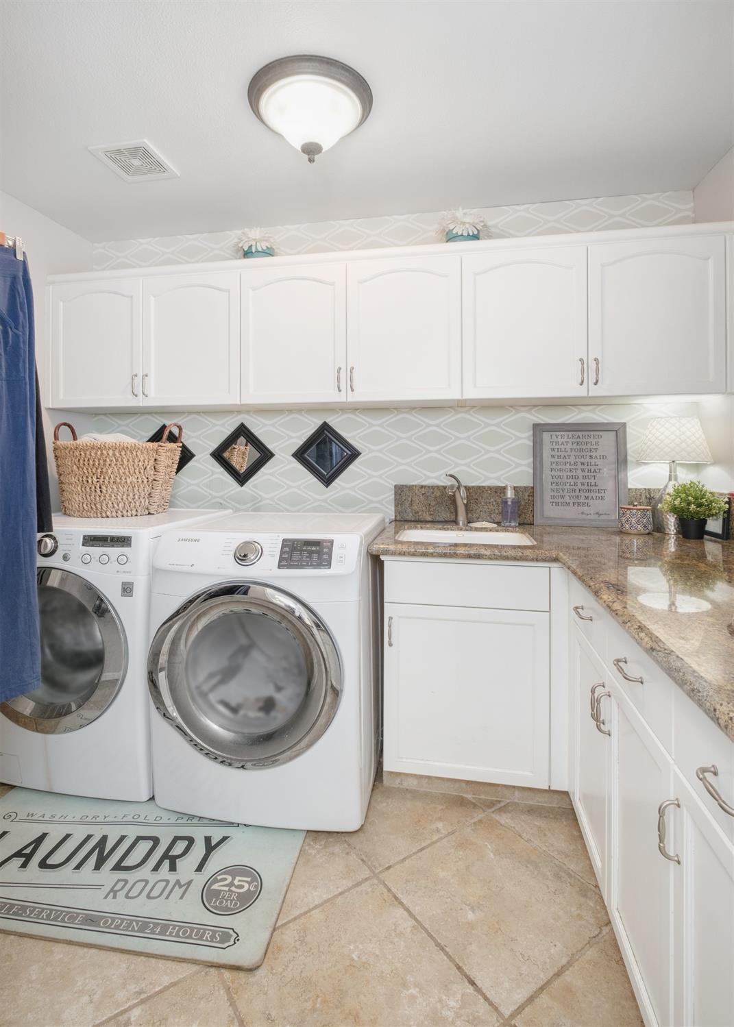 452 Omaha Avenue Clovis, CA 93619 - Photo 14 of 33 a utility room with sink dryer and washer