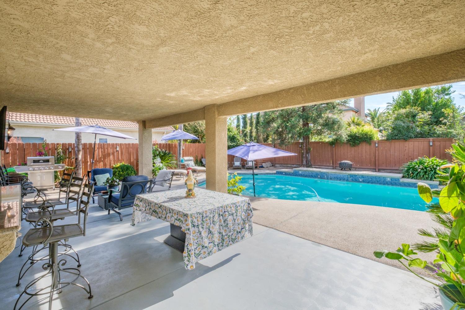 452 Omaha Avenue Clovis, CA 93619 - Photo 23 of 33 a outdoor living space with furniture and garden view