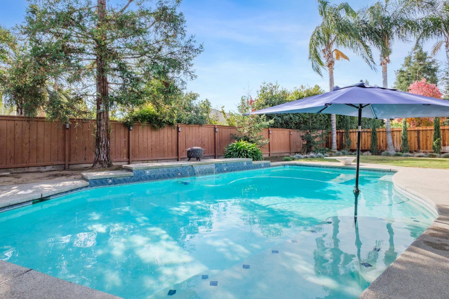 452 Omaha Avenue Clovis, CA 93619 - Photo 26 of 33 a backyard of a house with lots of green space