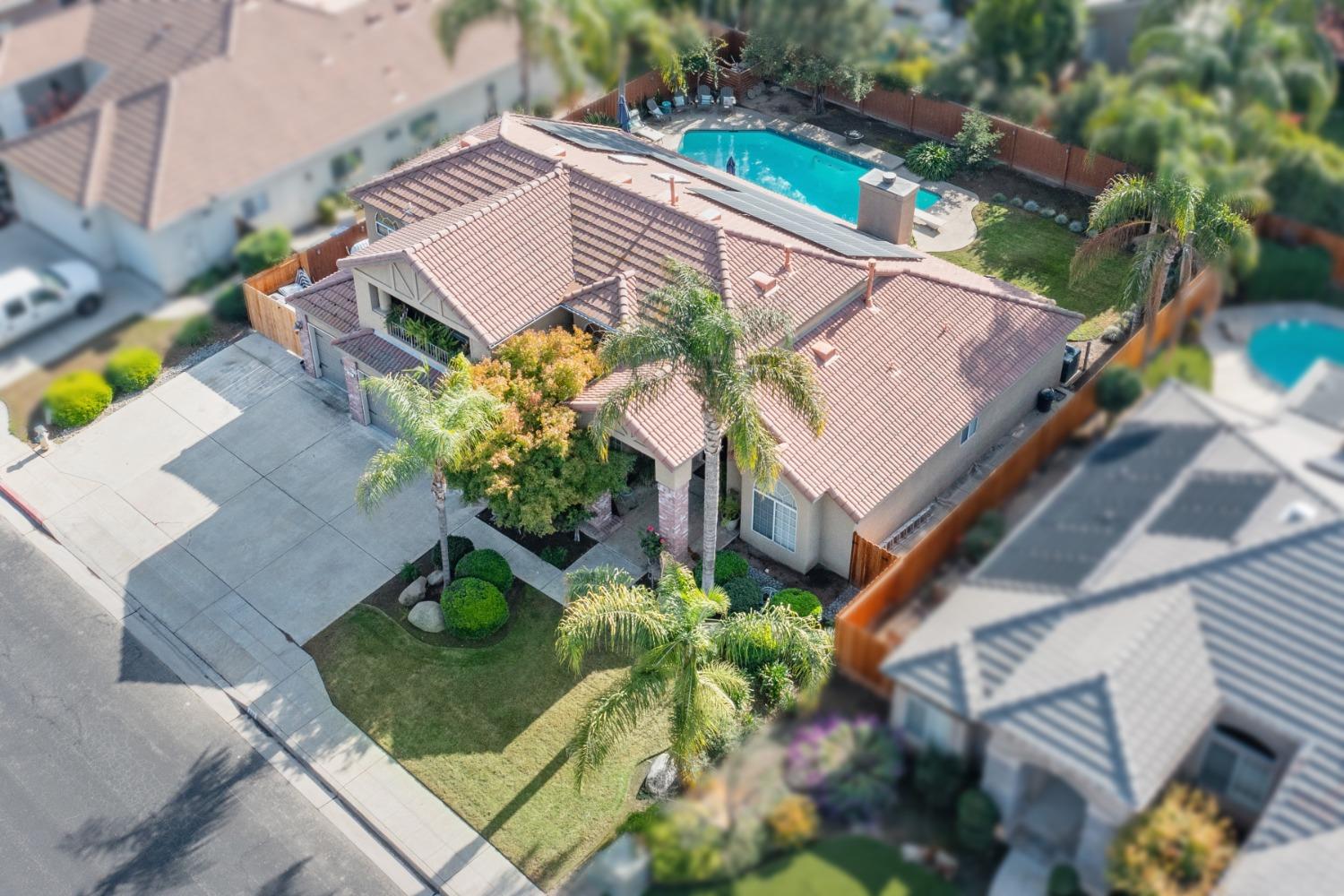 452 Omaha Avenue Clovis, CA 93619 - Photo 30 of 33 an aerial view of a house with a garden and plants