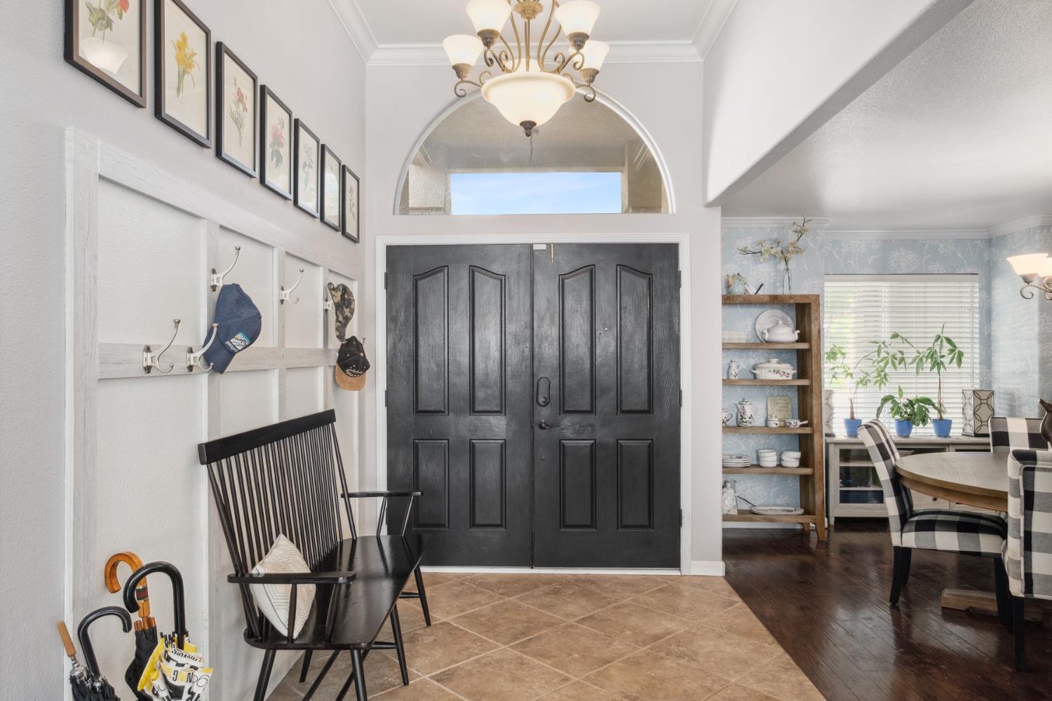 452 Omaha Avenue Clovis, CA 93619 - Photo 4 of 33 a view of a livingroom with furniture and entryway
