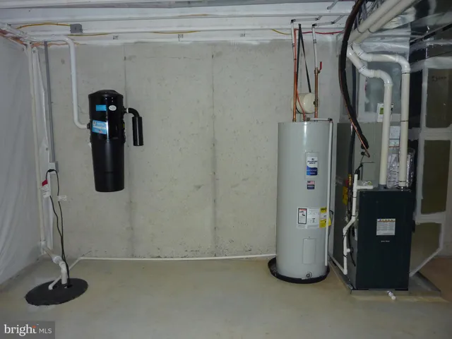 a view of a room with an empty space