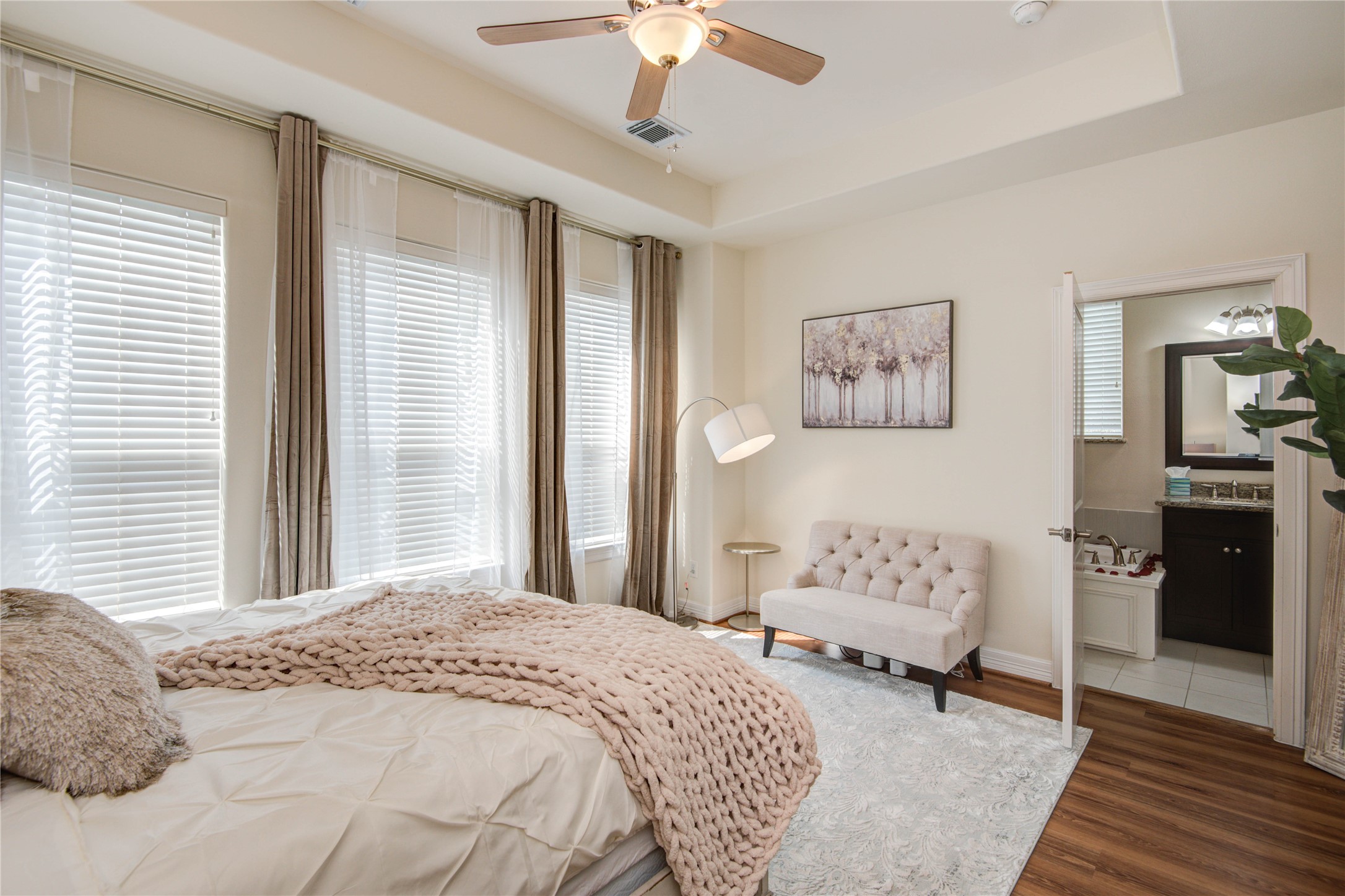 738 Link Road Houston, TX 77009 - Photo 8 of 20 2nd Floor Primary Bedroom