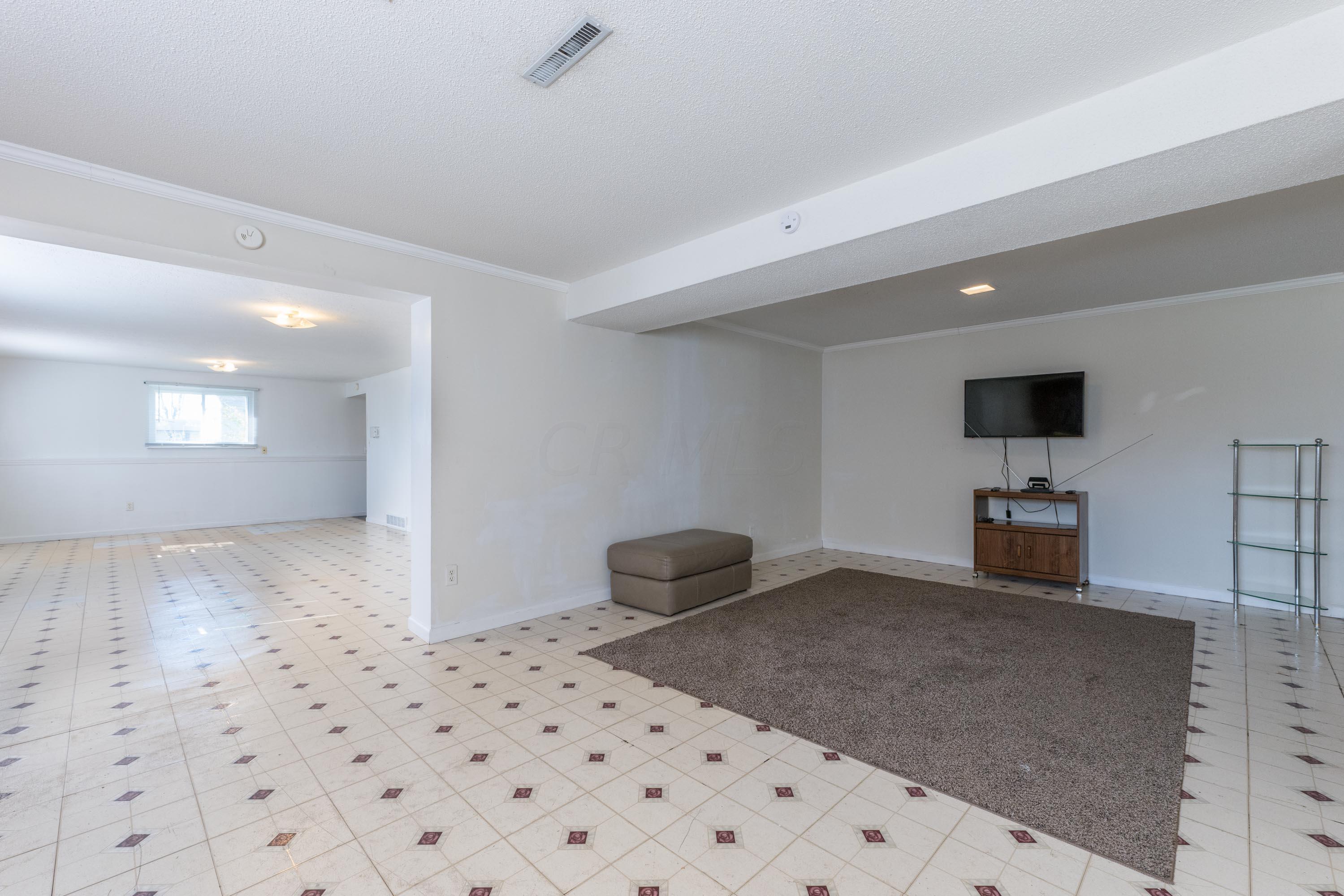 4985 Refugee Road Columbus, OH 43232 - Photo 56 of 74 Family Room