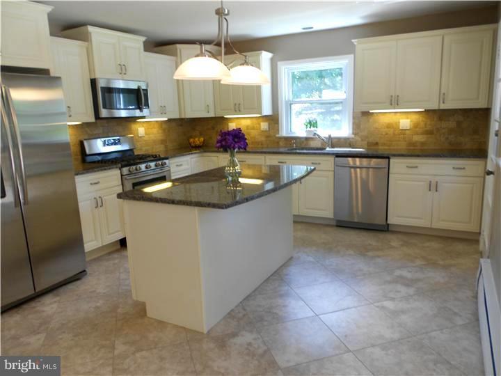 27 Maple Road Wallingford, PA 19086 - Photo 2 of 25