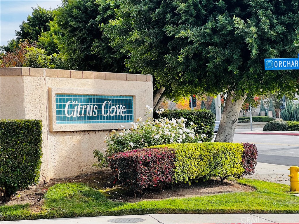 a sign that is sitting on the side of a road