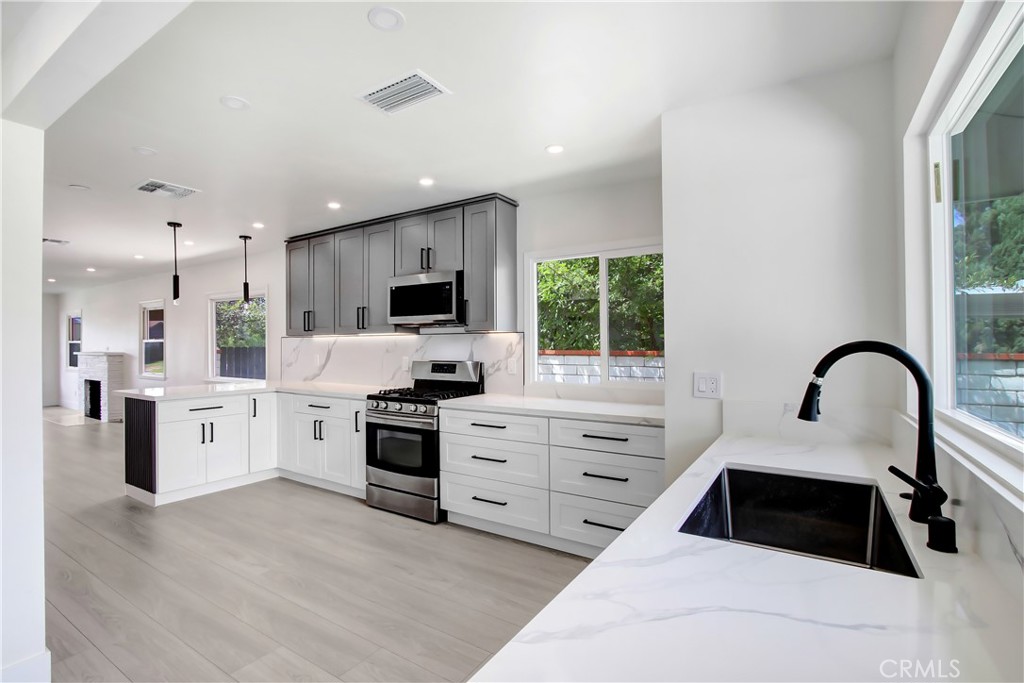 4061 Maplewood Place Riverside, CA 92506 - Photo 12 of 34 Quartz Counters