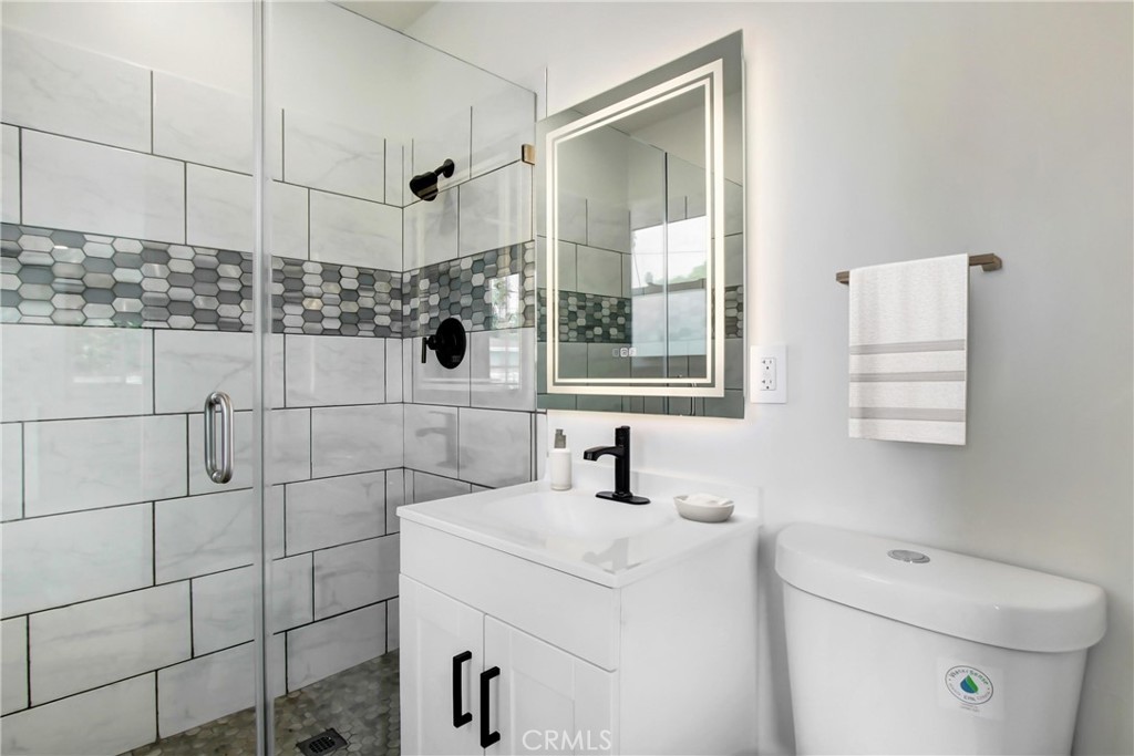 4061 Maplewood Place Riverside, CA 92506 - Photo 17 of 34 2nd Bath-Rmodeled