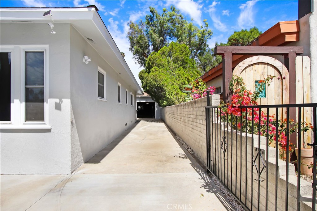 4061 Maplewood Place Riverside, CA 92506 - Photo 30 of 31 Long Drive way