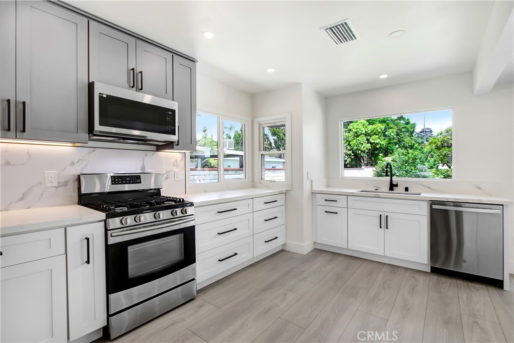 4061 Maplewood Place Riverside, CA 92506 - Photo 10 of 34 Kitchen-Stainless Appliances