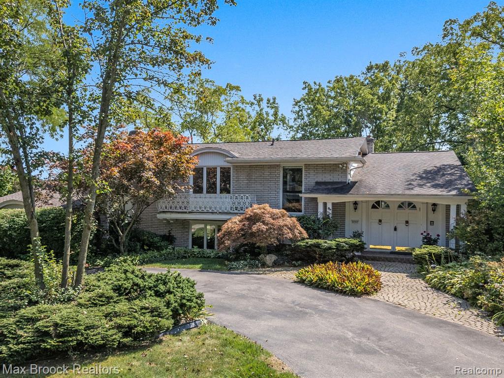 4282 Stoneleigh Road Bloomfield Hills, MI 48302 - Photo 2 of 50