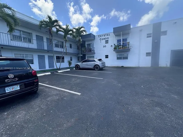 $1,400 | 30 Southeast 4th Avenue, Unit 213, Hallandale Beach, FL 33009