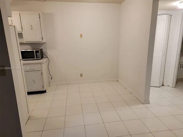 $1,400 | 30 Southeast 4th Avenue, Unit 213, Hallandale Beach, FL 33009
