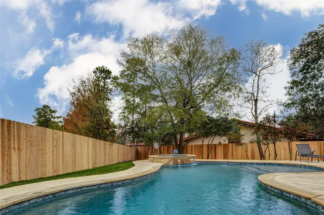 $585,000 | 28986 Twisted Oak Drive, Shenandoah, TX 77381