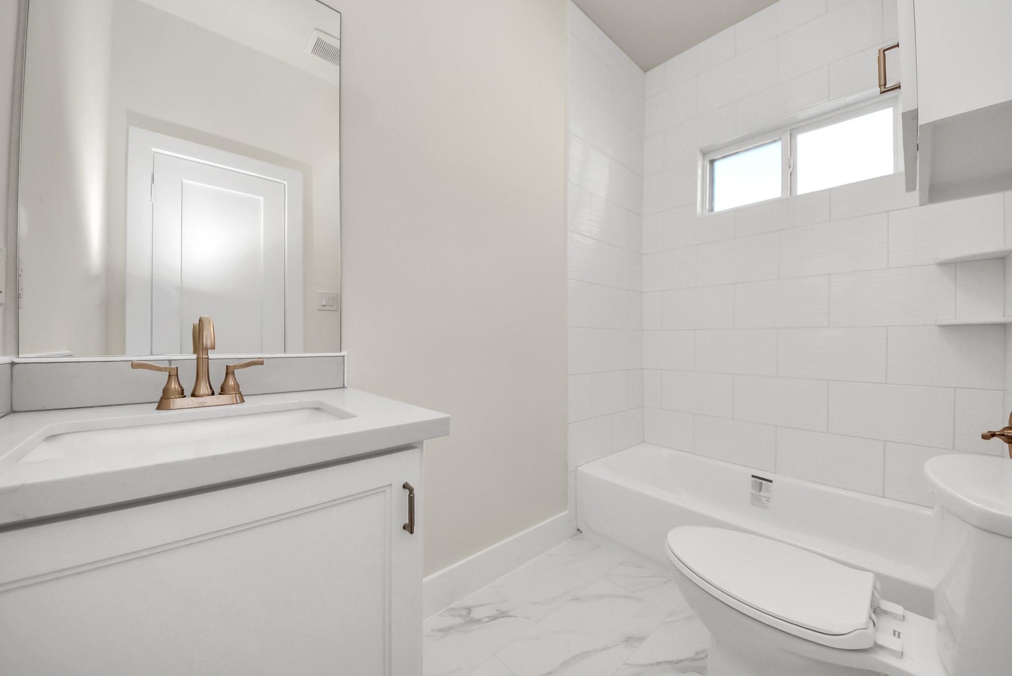 122 Sidney Street Houston, TX 77003 - Photo 14 of 17 ensuite bath