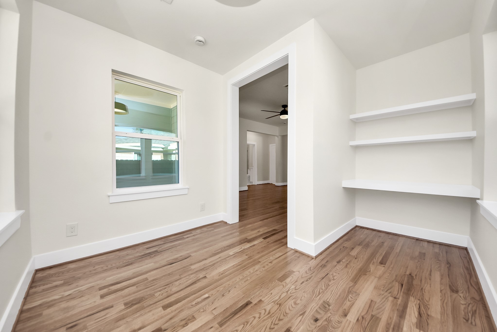 122 Sidney Street Houston, TX 77003 - Photo 5 of 17 Study with built in shelves