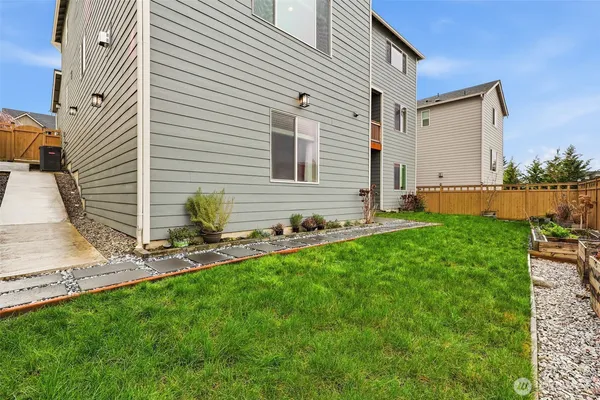 $1,225,000 | 3907 14th Avenue Southeast, Puyallup, WA 98372