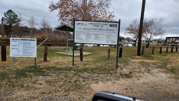 a view of a back yard