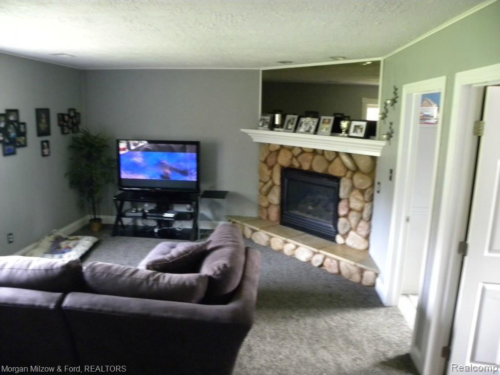 9575 Hadley Road Clarkston, MI 48348 - Photo 5 of 11 Family Room.jpg