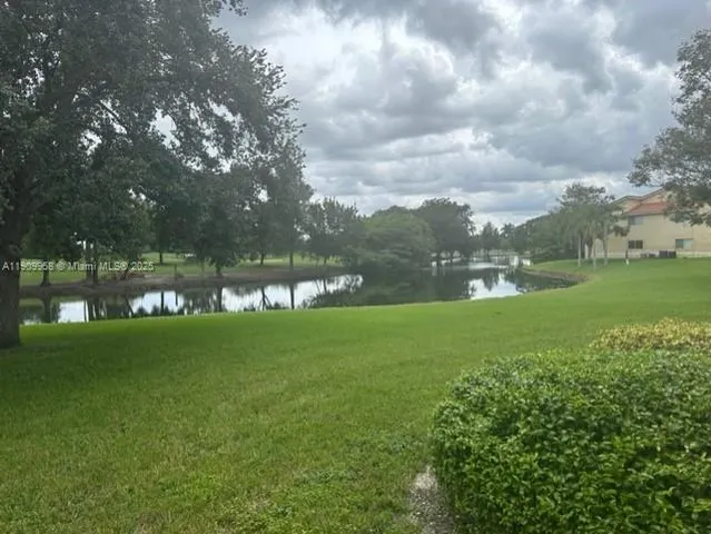 a view of yard with green space
